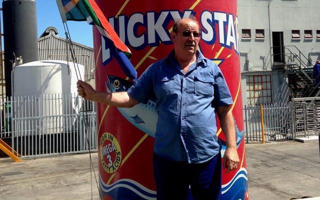 Dit is jaarliks tradisie by Gansbaai Marine om iemand aan te wys wat die landsvlag op die laaste produksiedag stryk, en vanjaar is hierdie eervolle taak aan Flip Fourie opgedra, wat hier besig is om dit uit te voer.